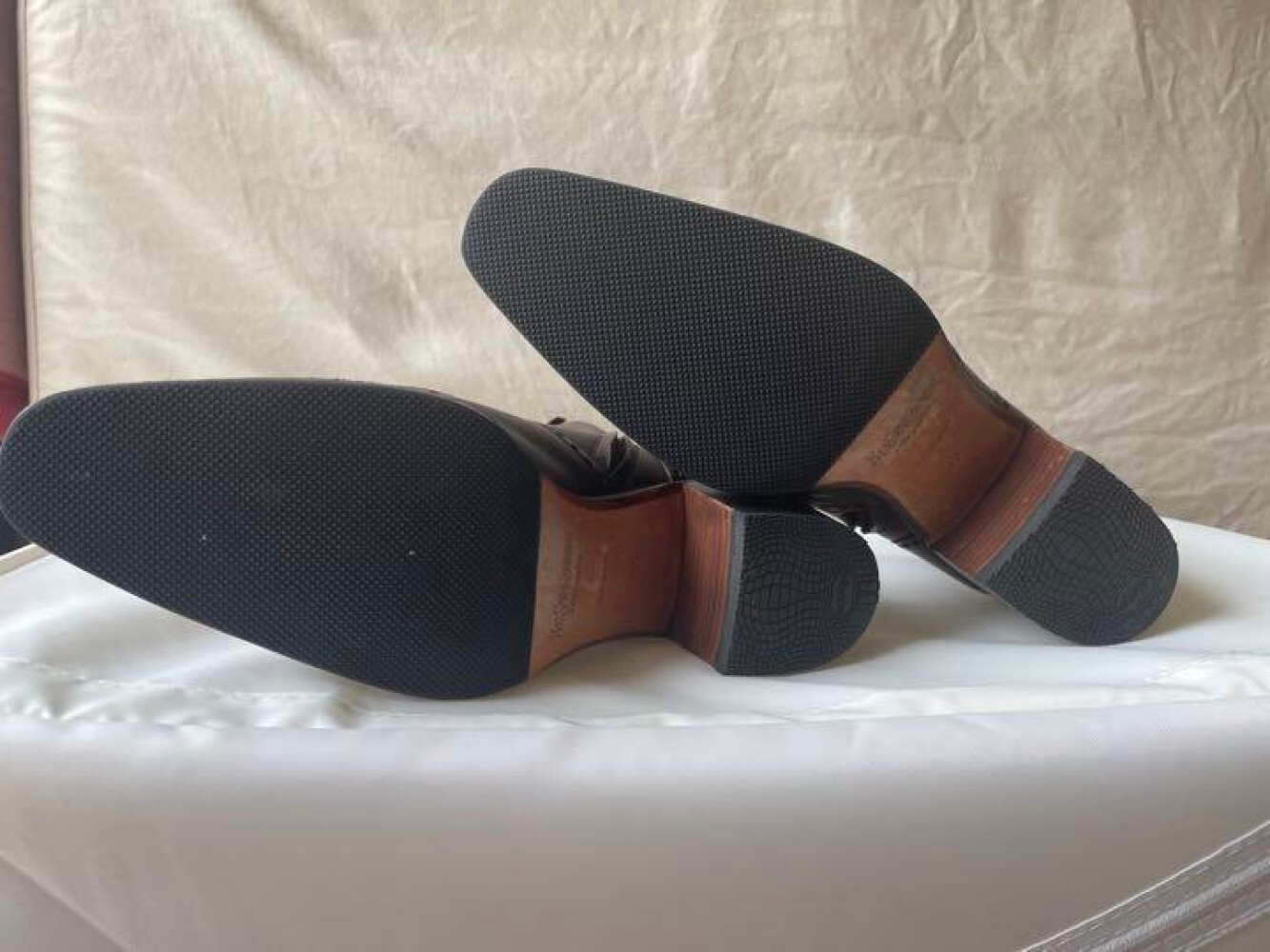 Stivali corti Yves Saint Laurent Johnny da uomo in pelle marrone con zip