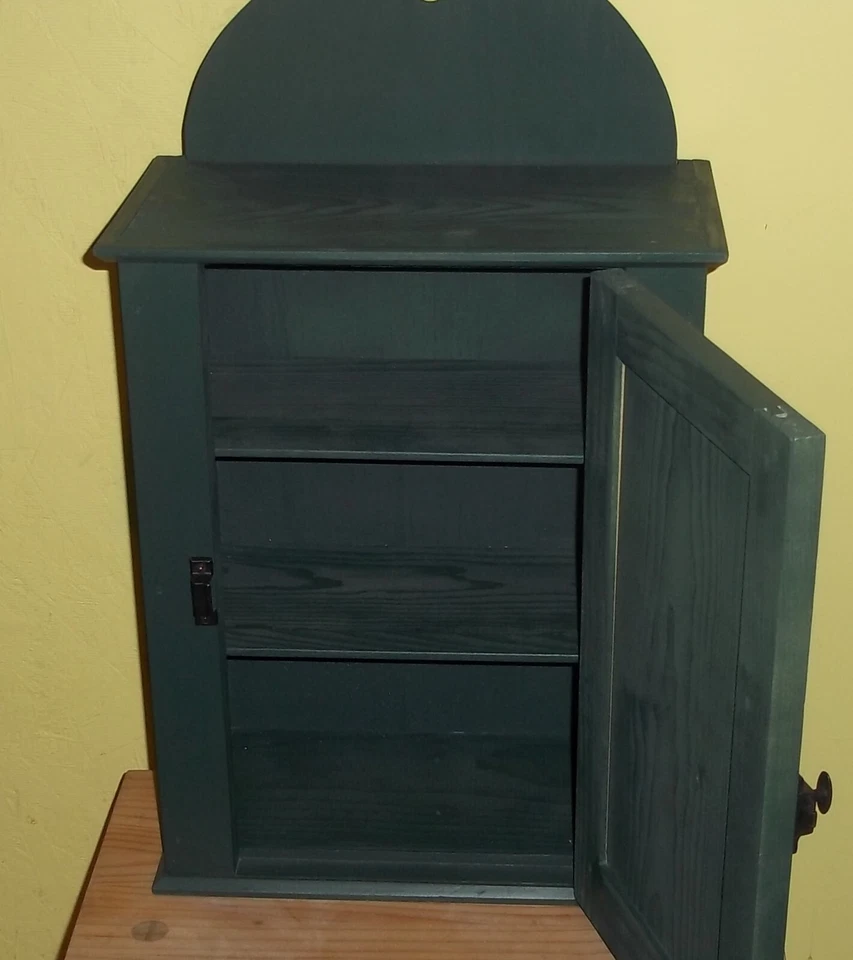 Mueble colgante panel elevado estilo coctelera, pino, pintado verde Foto 3 de 4