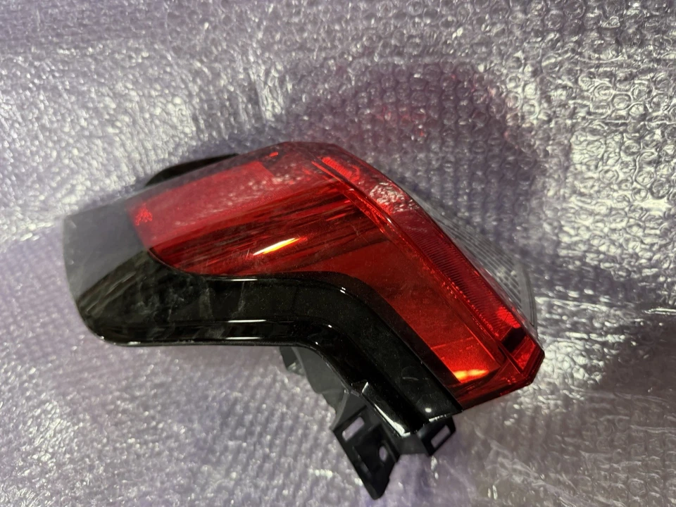 Luz trasera exterior OEM | 2019-2024 Toyota RAV4 (derecha/pasajero) Foto 2 de 4