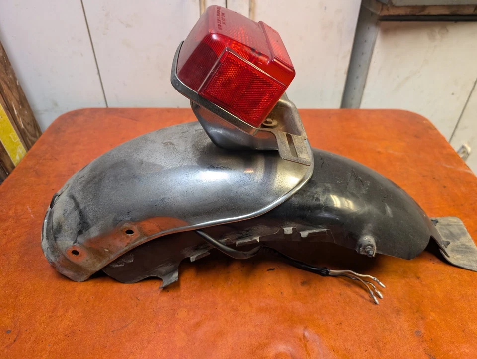 Guardabarros interior para guardabarros trasero Suzuki GS1000S 1982 luz de lente de luz trasera OEM Foto 2 de 4