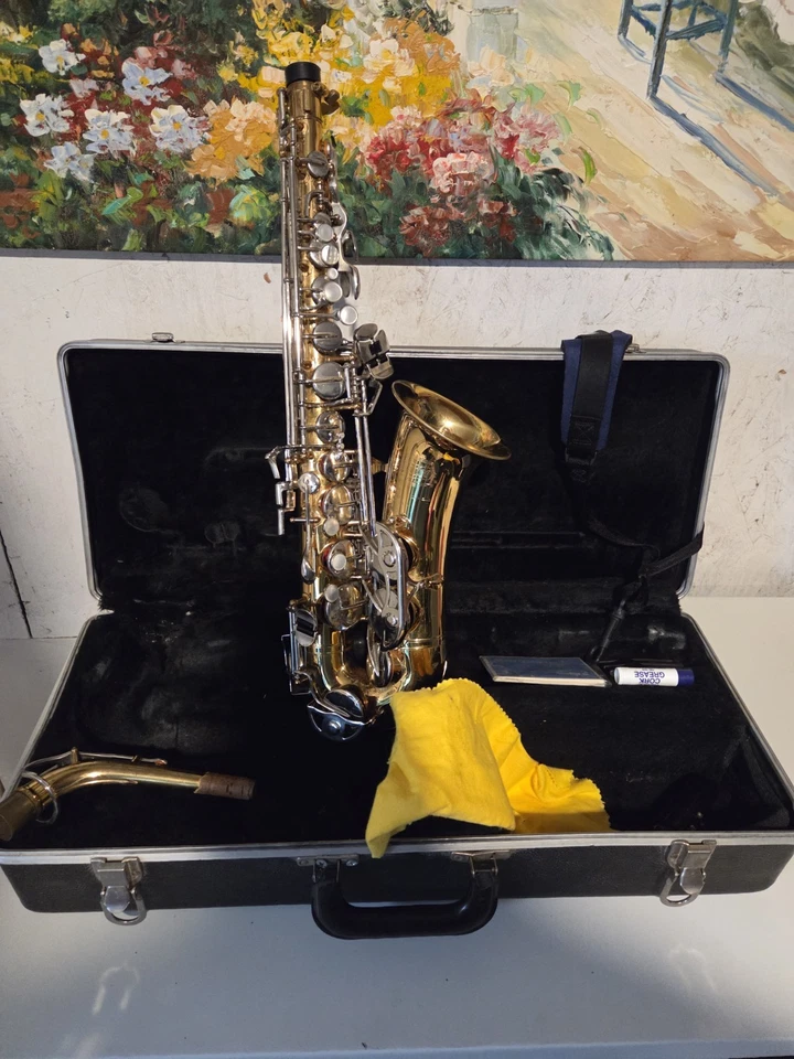 Bundy II Alto Saxophone with Neck Mouthpiece Hard Case Neckstrap and More - Image 3 of 4