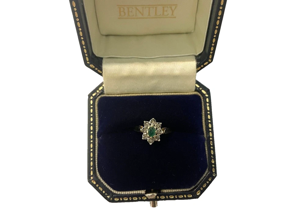 1988 Emerald & Diamond Ring 9ct Gold Diamond & Emerald Gold Vintage Ring -Size L - Image 2 of 4