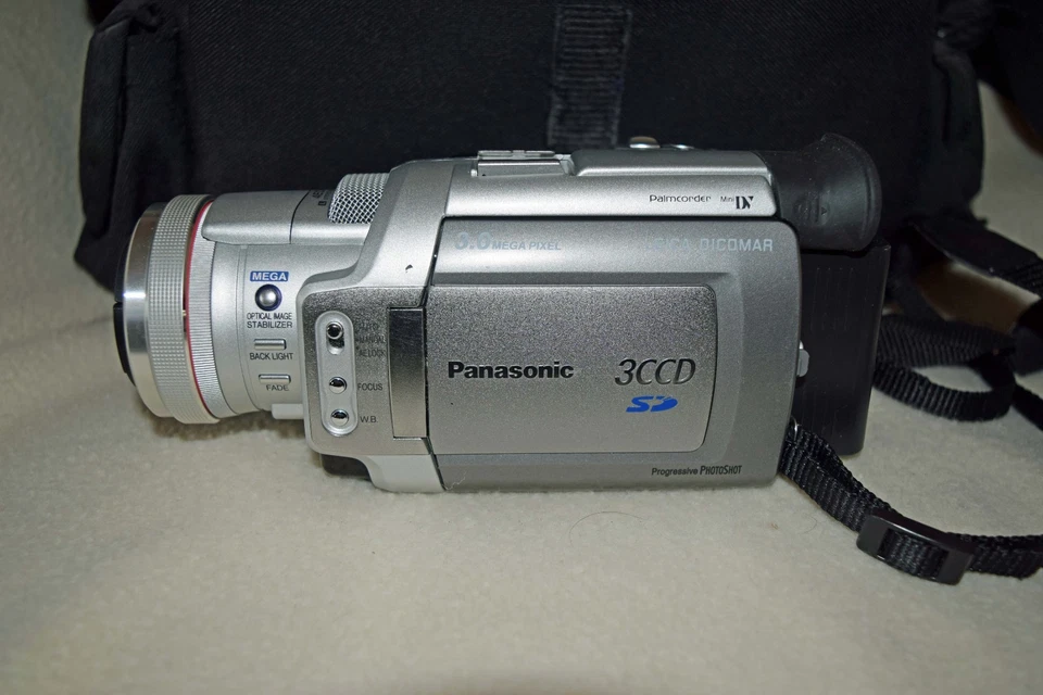 Panasonic PV-DV953D Mini DV Camcorder and Accessories - Image 4 of 4