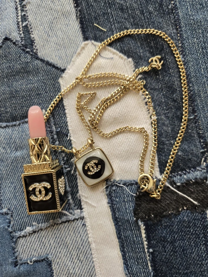 Collar de diseñador dorado con lápiz labial encanto de diseñador Foto 2 de 4