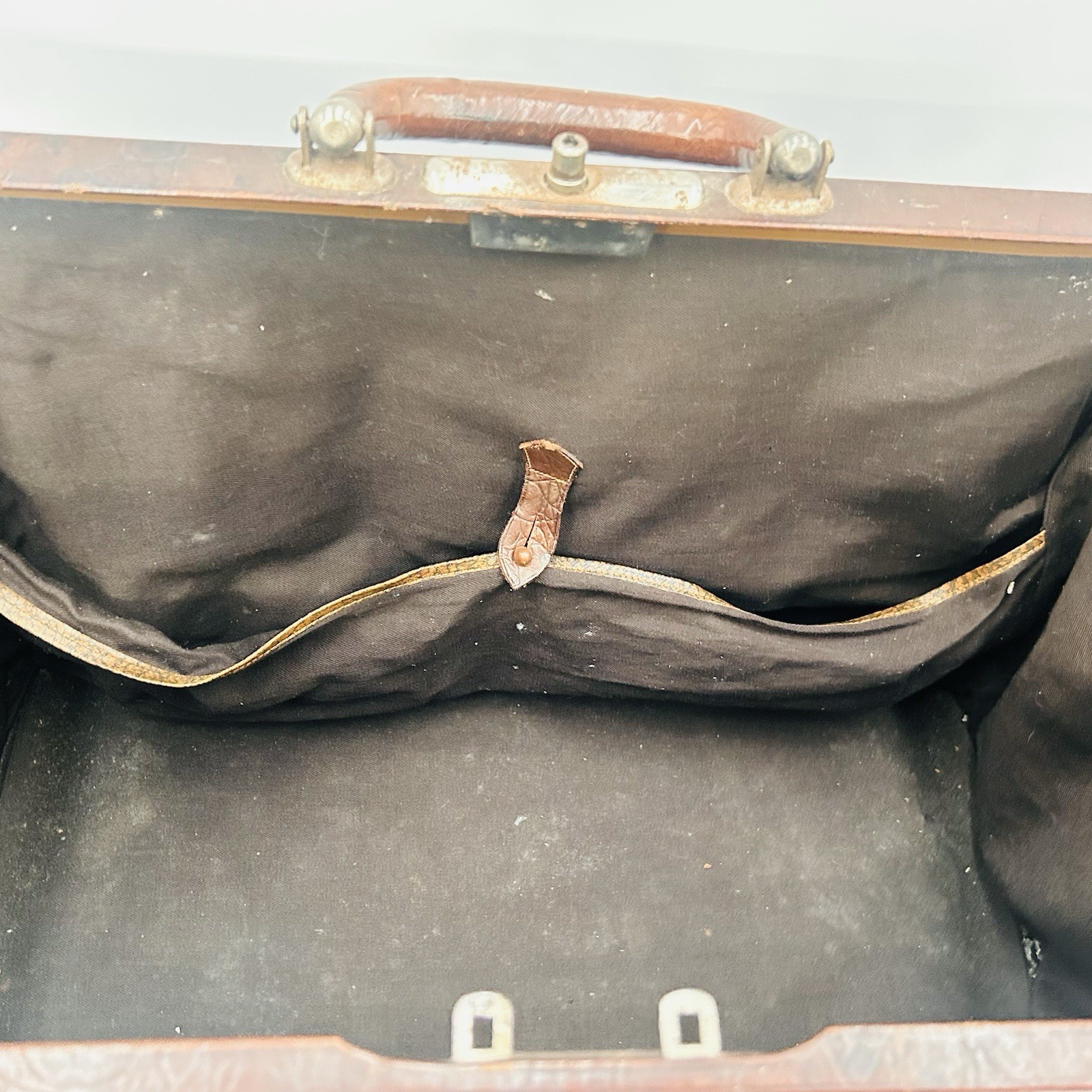 VTG Tooled Leather Doctors Bag Large Tan Antique Gladstone Style Satchel NO KEY