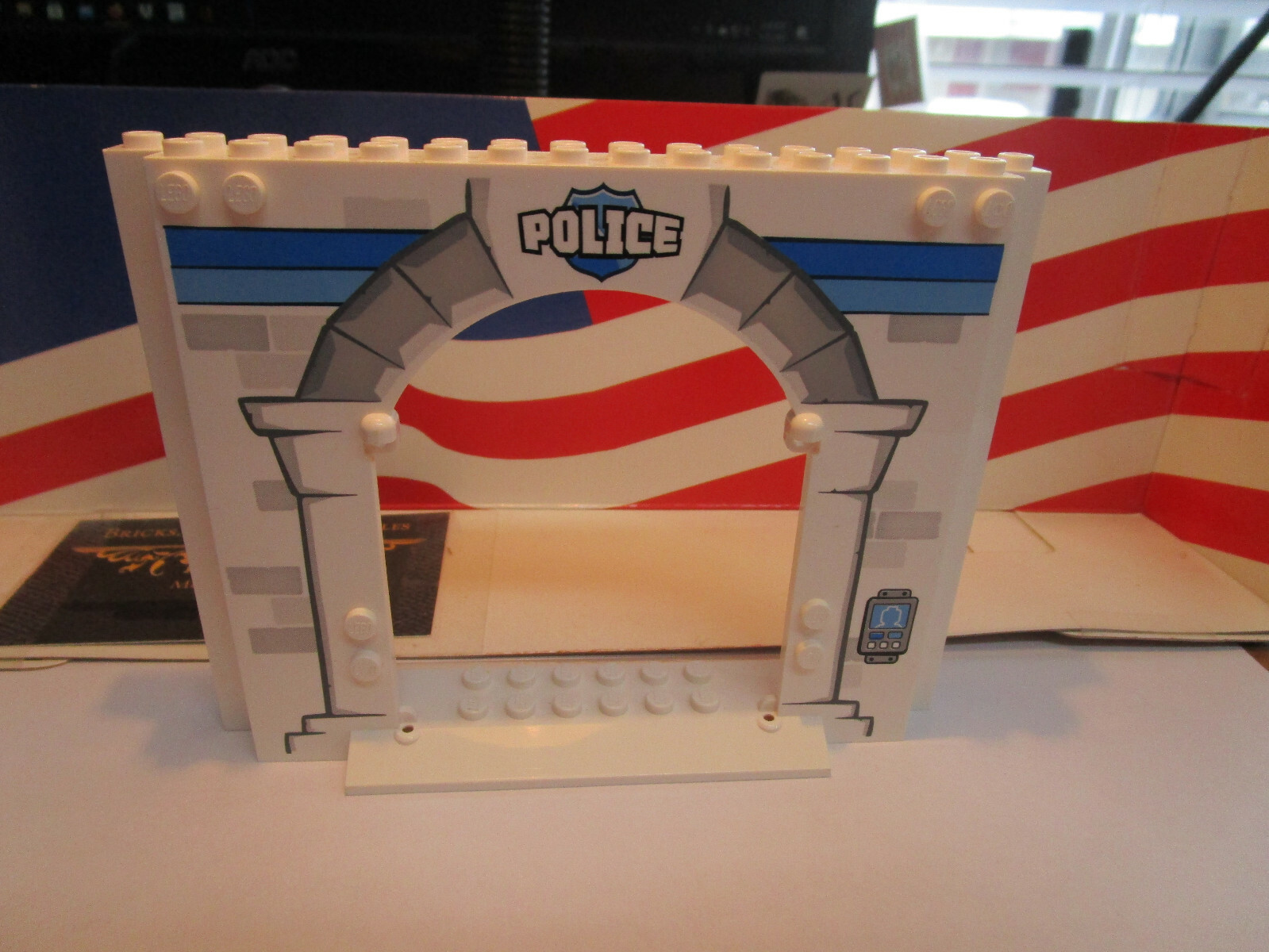 LEGO  WHITE DOORWAY POLICE FROM SET 10675 THE BIG ESCAPE 4x16x10 PART #15626pb02