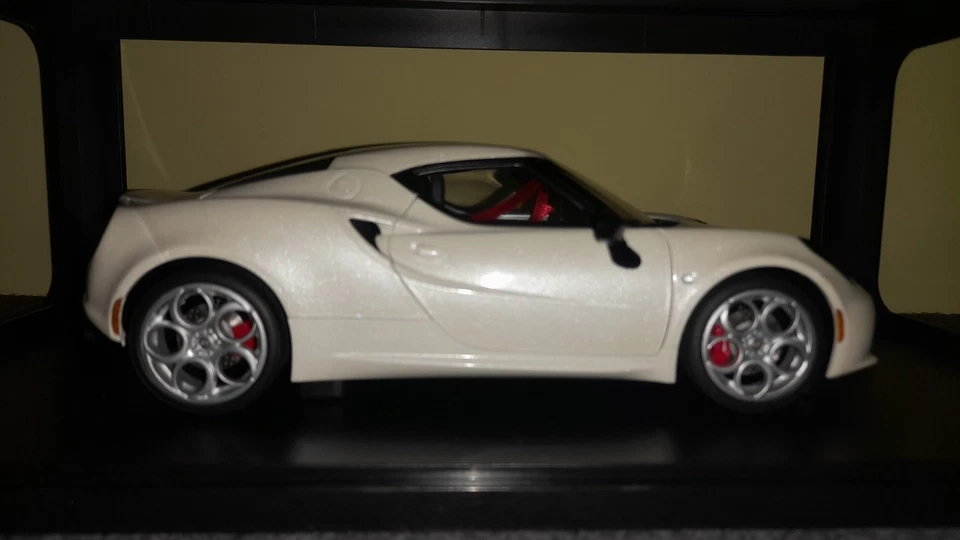 Autoart 1/18 Alfa Romeo 4C Coupe pearl white 2013 - Immagine 4 di 4