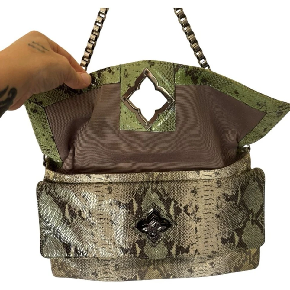 Bolso de Hombro BCBG MaxAzria 100% Cuero Estampado de Serpiente Bloqueo de Beso Correa de Cadena Verde Foto 4 de 4