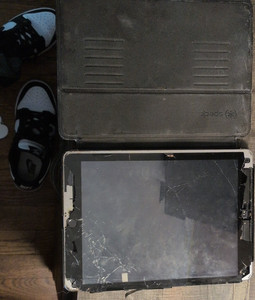 Speck 10.1in Wi‑Fi 16GB Tablet Black Cracked Screen w/ Speck Case