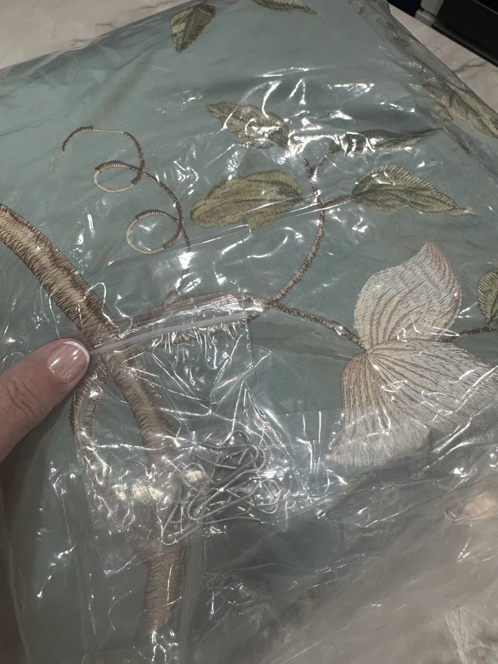 ¡Nuevo! Hermoso par de cortinas bordadas de tafetán  Foto 3 de 3