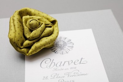 Olivgrüne Knopfloch-Seidenrose mit grauen Pünktchen von Charvet in Paris, NEU !