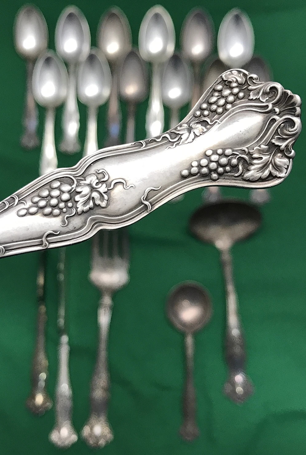 18 Pc VINTAGE Grape Silverplate SPOONS KNIVES LADLE & COLD MEAT FORK 1847 Rogers