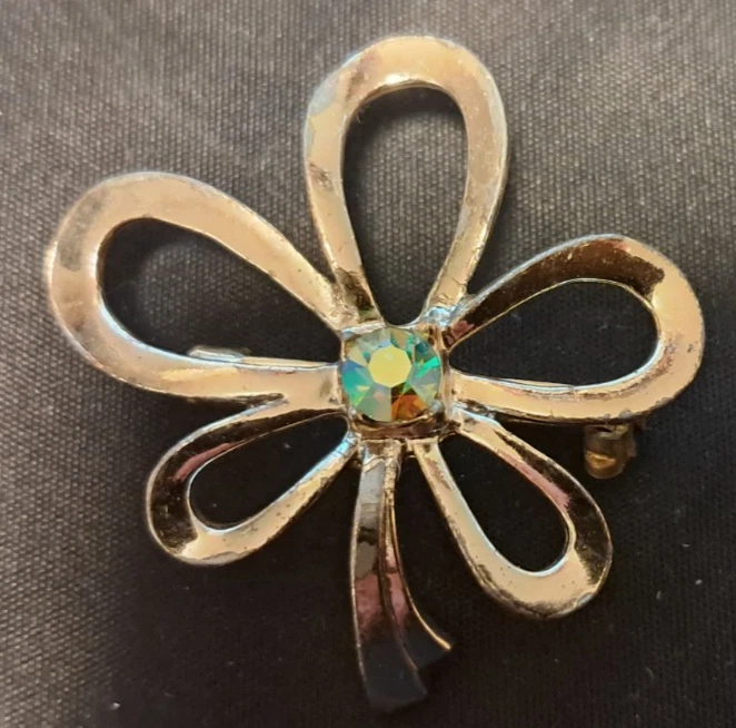Schmuck: 1 schöne Brosche, zum Anstecken, Blüte, gelber Stein