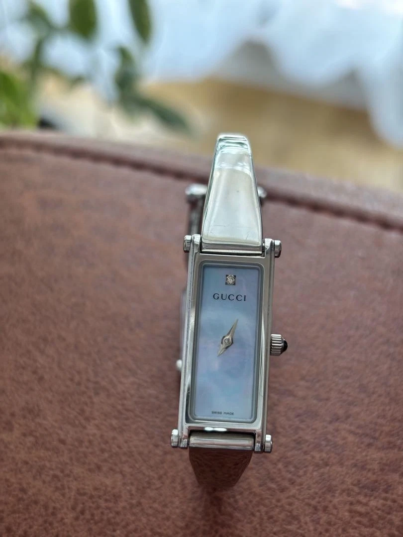 Montre Gucci 1500L Bracelet Argent Quartz avec Coquille Bleue et Accents Diamant, Besoins