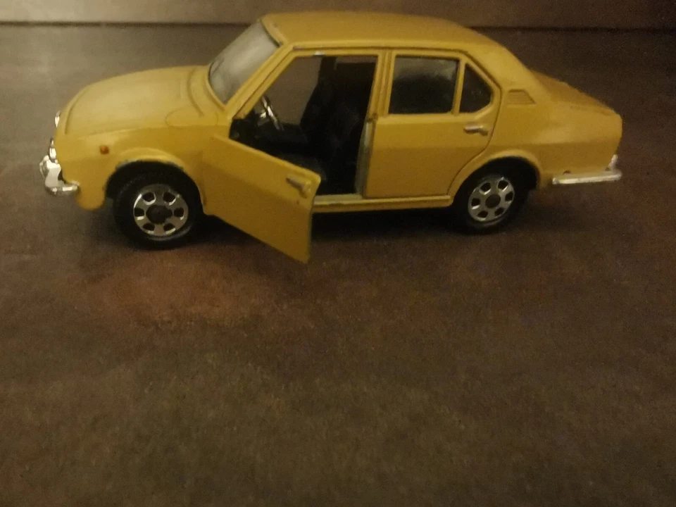 Mebetoys ALFA ROMEO ALFETTA PRIMA SERIE GIALLO PAIPER 1/43 GIOCATA - Immagine 2 di 4
