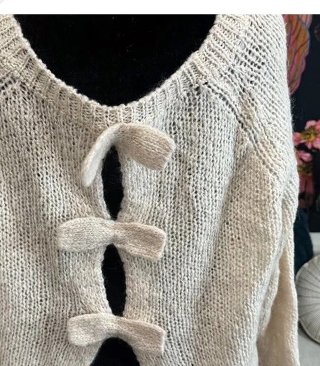 Suéter H&M Cuello Redondo, Mezcla de Lana, Peek-A-Boo Back, Cierre de Lazo, Marfil, Mujer L Foto 3 de 4