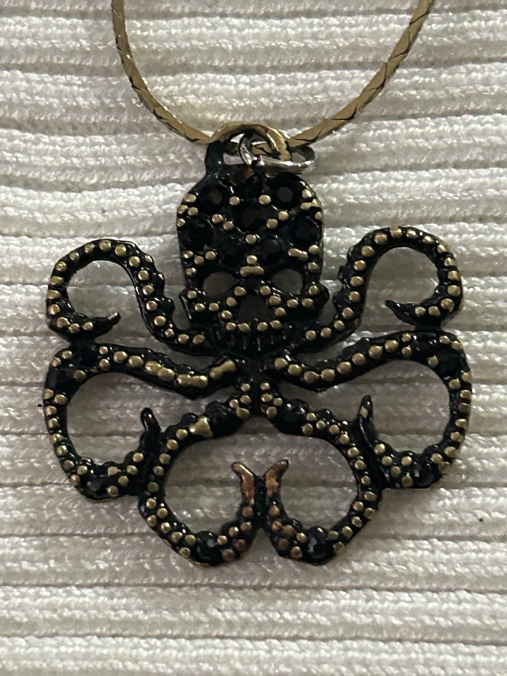 LOTE MARVEL! COLLAR GEMA CON LOGOTIPO DE HYDRA AGENTE DE ESCUDO 15” ¡Y ESTUCHE PARA AURICULARES INALÁMBRICO! Foto 3 de 4