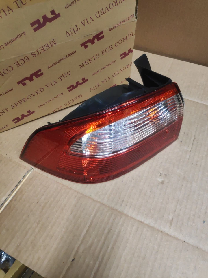 TOTALMENTE NUEVO Renault Laguna mk2 2001-2005 LADO DEL PASAJERO Luz trasera Foto 2 de 4