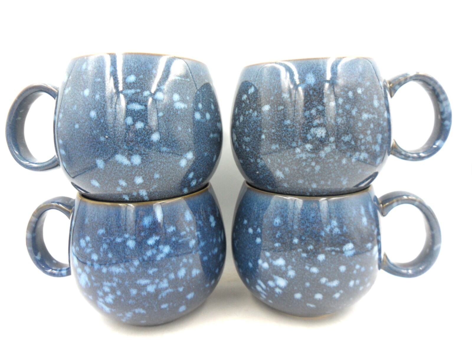 Juego de 4 tazas de abrazo de esfera de esmalte reactivo en azul con esmalte de manchas blancas.