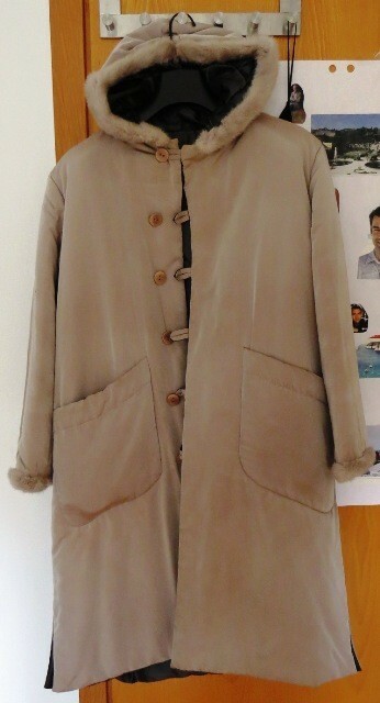 ELEGANTE ABRIGO DE PLUMA CON CAPUCHA