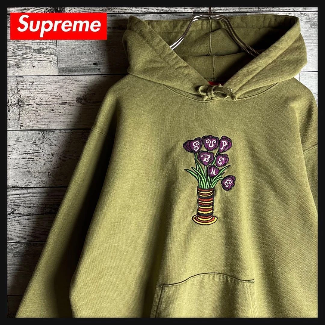Sweat à capuche modèle Supreme motif floral broderie avec logo central