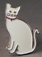 WHITE CAT ENAMEL PIN BADGE - NEW