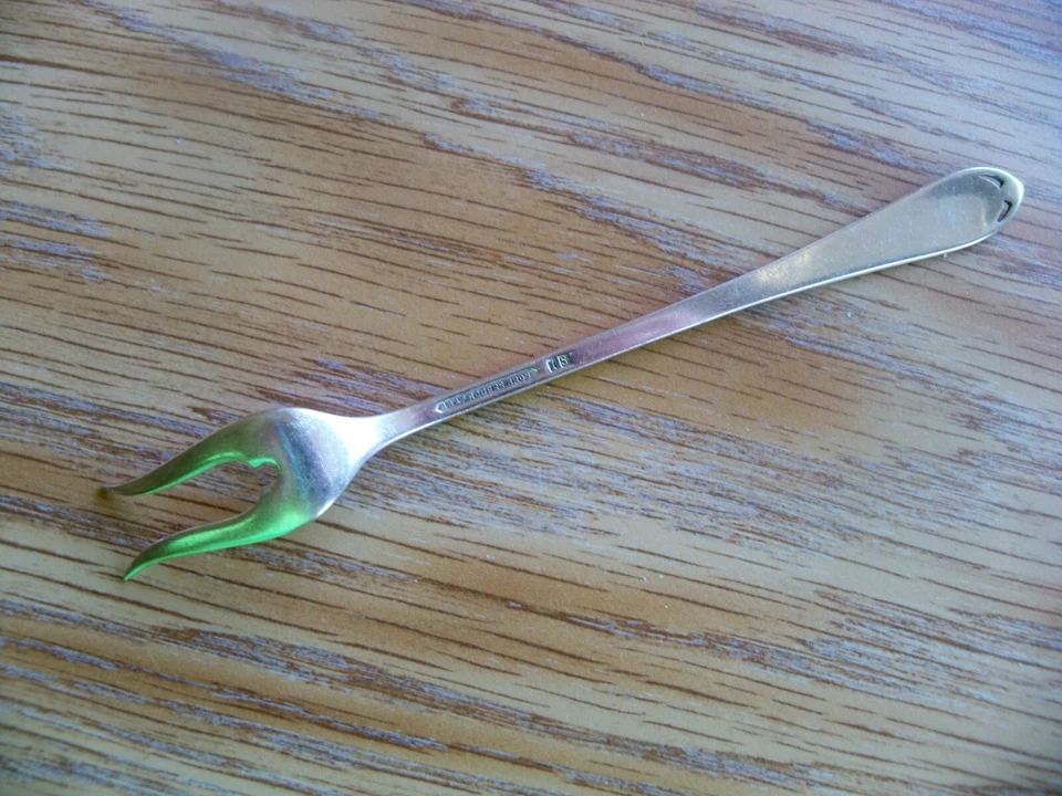 HORQUILLA ROGERS BROS "LOVELACE" 1847 PEPINILLO/OLIVA 6 1/2" PLATEADA MONO Foto 4 de 4