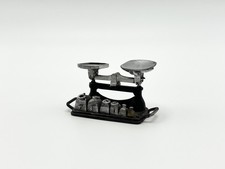 Bilancia pesatrice in metallo fuso firmata 1:12 casa delle bambole miniature cucina negozio 