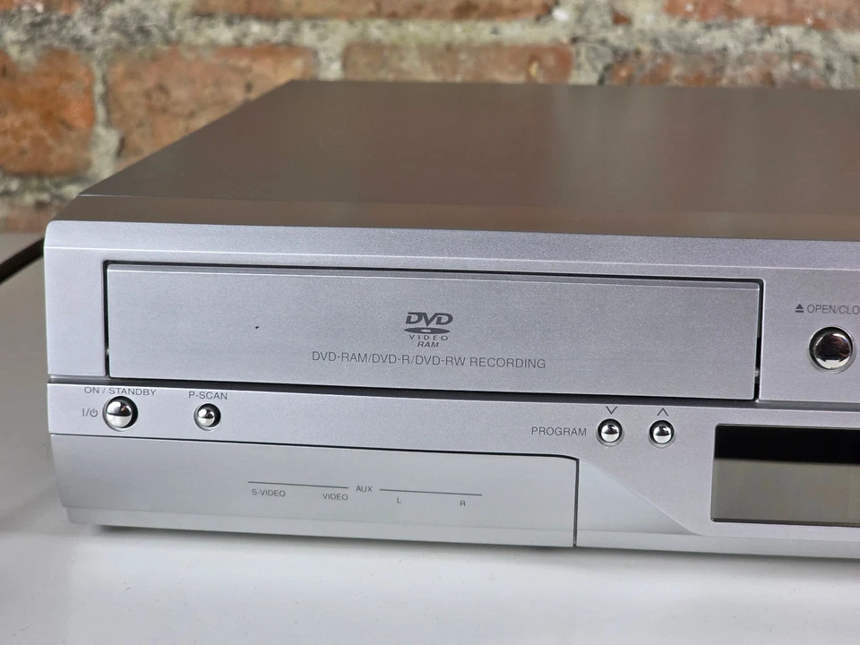 Toshiba D-VR35 VCR VHS DVD Recorder Copy VHS to DVD Silver - Image 2 of 4