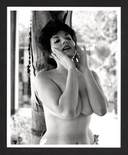 FANTASTIC RISQUE BUSTY MODEL C1940 8x10 POSING OUTDOORS BLACK & WHITE PHOTO