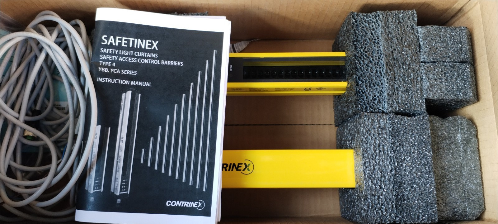 Barre lumineuse de sécurité Contrinex YBB-14R4-0150-G012 évite les accidents de machine