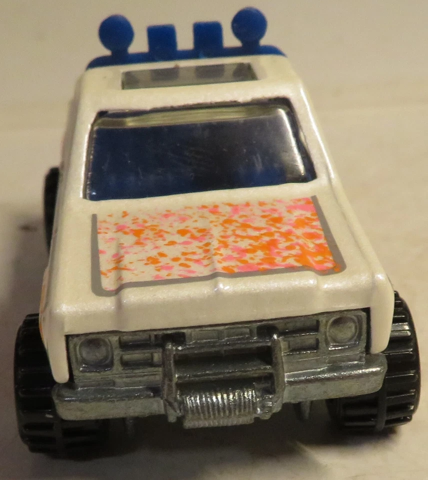 Camión Chevrolet 1977 4x4 Hot Wheels 4x4 1:64 blanco fundido a presión usado Malasia Ora Pnk Foto 4 de 4