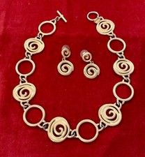 VTG AUTH ANNE KLEIN MATTE GOLD SWIRLED CIRCLE CHAIN TOGGLE CLOSURE+ PIERCED EARR