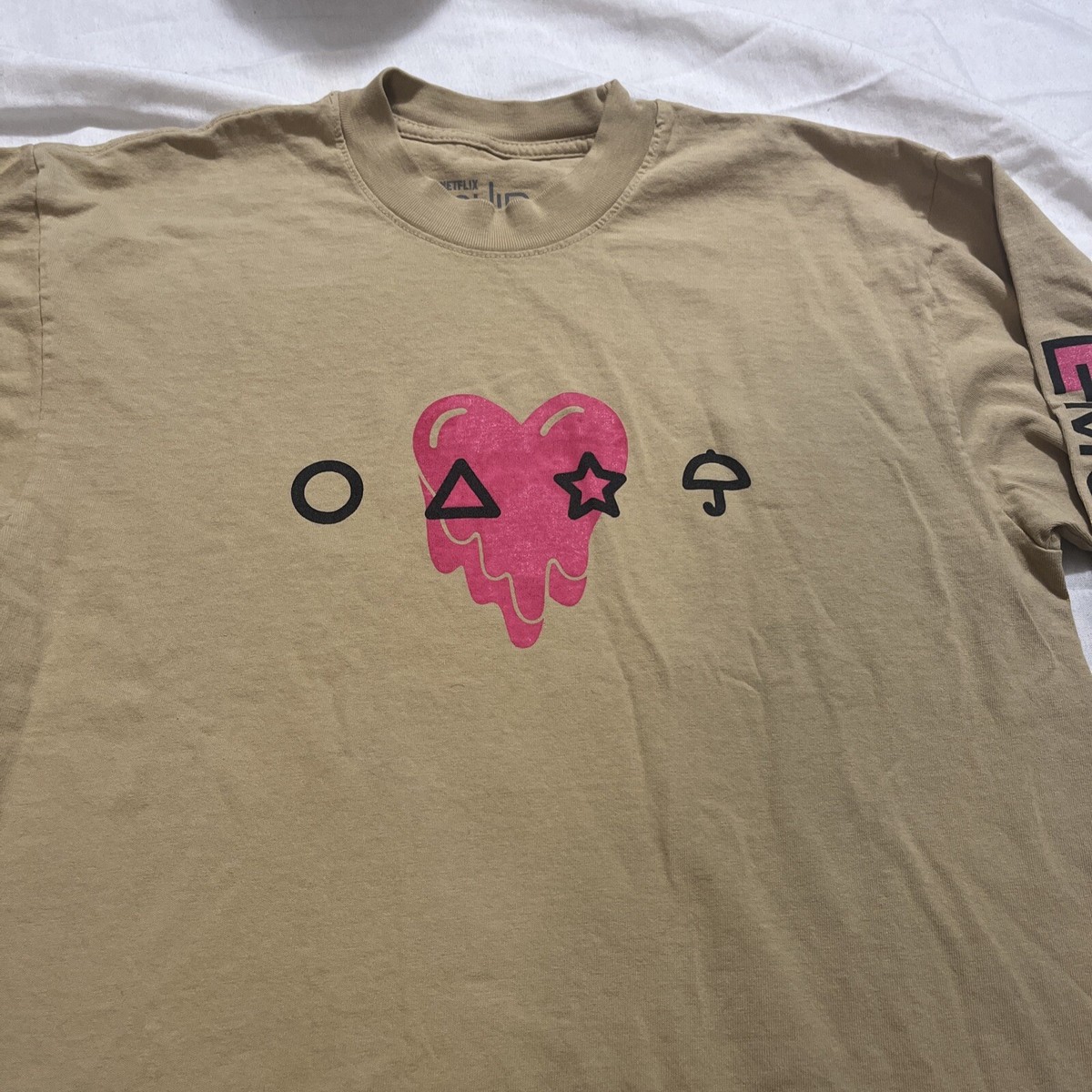 送料関税込■EMOTIONALLY UNAVAILABLE■× Squid GamesコラボTee Emotionally Unavailable x 'Squid Game' Merch: Release, Info