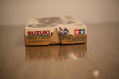 Kit de motocicleta modelo sin construir Suzuki GSX750S Katana (caja dañada) Tamiya 1415 - Imagen 4 de 6