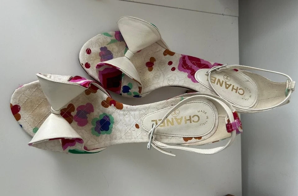 CHANEL CC LOGO CAMELLIA FLOWER CANVAS PUMPS ,SIZE 36' BLAK FRIDAY! sale - Image 4 of 4