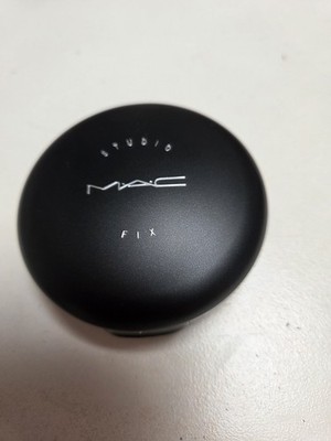 Foundation Compact mit Schwamm und Spiegel, MAC Studio Fix Puder / leer kompakt