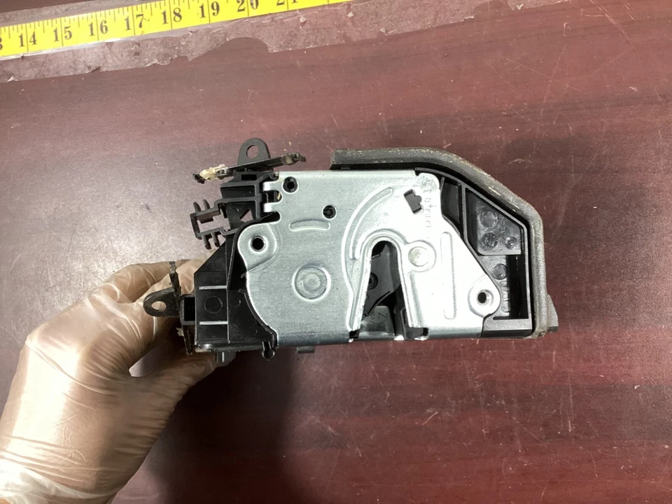 Actuador de bloqueo de pestillo de puerta del lado del conductor trasero izquierdo BMW 335I 2009-2016 7229459 OEM. Foto 4 de 4