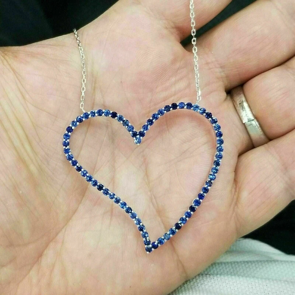 Colgante para mujer enchapado en oro blanco de 14 quilates con corazón de zafiro de corte redondo de 1,2 quilates Foto 4 de 4