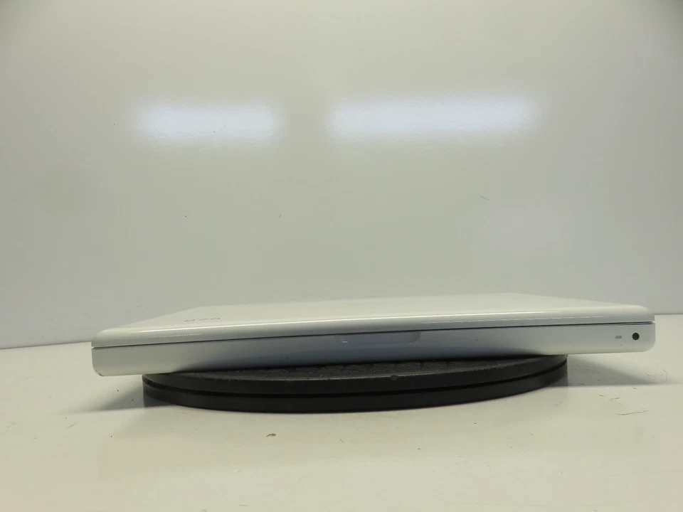 Apple MacBook A1181 13.3 Laptop Intel Core 2 Duo 2 GHz 1 GB NO HDD NO BAT - Image 4 of 4