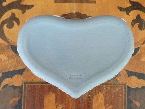 Wedgwood Blue Jasperware Heart Trinket Jewelry Box Aesculapius Treating Youth - Picture 4 of 8