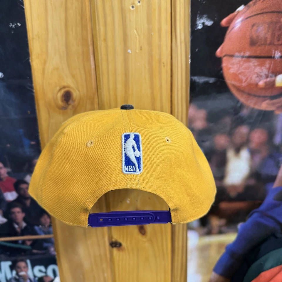 Gorra gorra Los Angeles Lakers espalda a presión NBA baloncesto James 23 New Era para hombre Foto 3 de 4