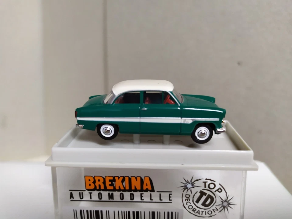 Ford 12 M . Verde y blanco . Brekina 19307 . Escala 1/87 - Imagen 2 de 4