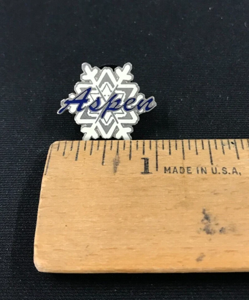 Винтажная сувенирная горнолыжная курортная булавка GMWS Aspen CO Snowflake эмаль 1 дюйм с оригиналом. Backer! - Изображение 3 из 3