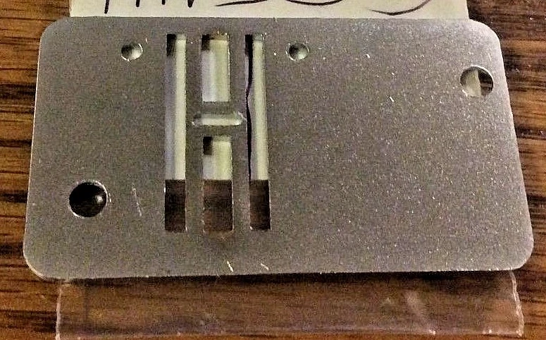 Placa de aguja Zig Zag que se adapta a máquina de coser Viking Husqvarna para modelos antiguos Foto 2 de 3