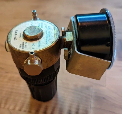 Watts Pneumatic R364-01C Regulator with PSIG Gauge & Mounting Bracket