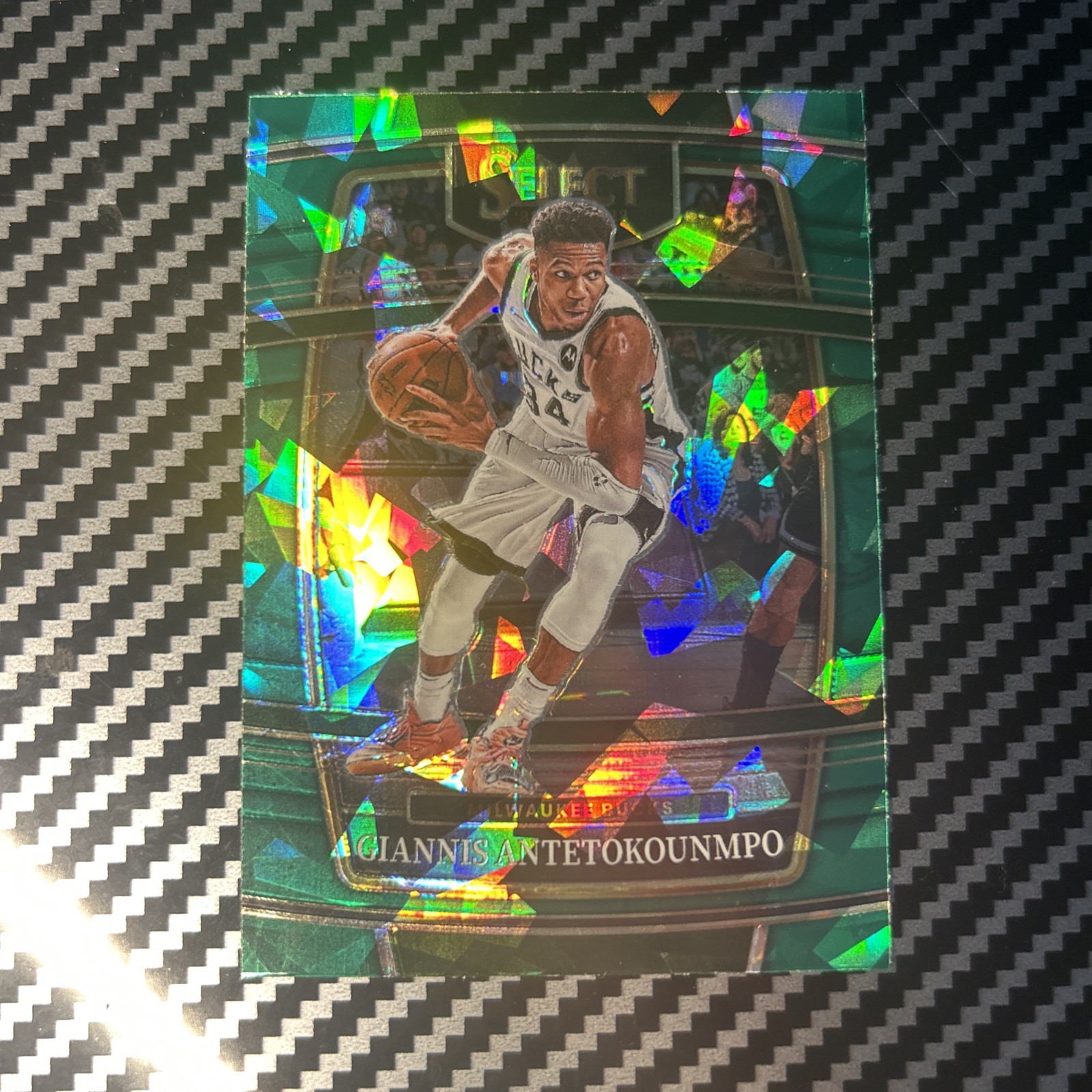 Giannis Antetokounmpo 2021-22 Panini Select Green Ice Milwaukee Bucks #35