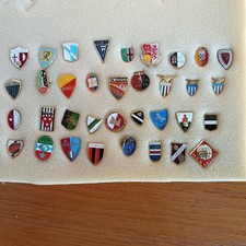 Lotto 35 distintivi metallici dipinti calcio Italia
