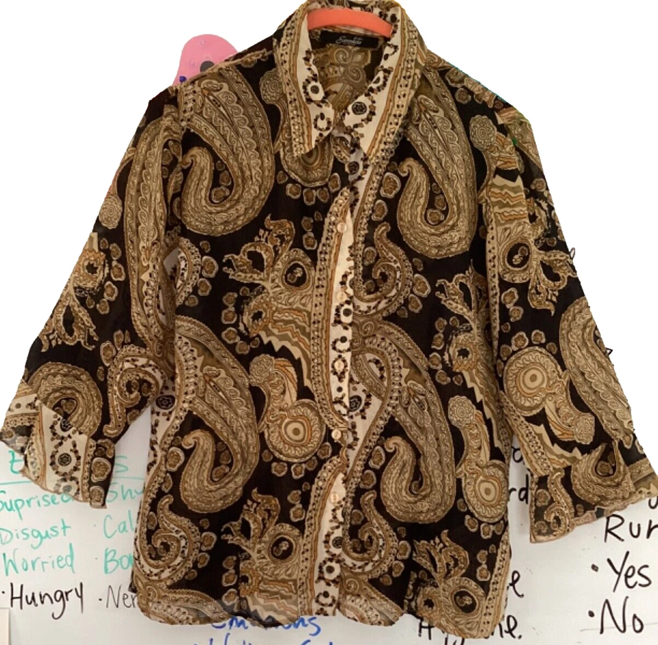 Blusa mediana Essentials by Milano verde floral cuello botón plisado 23193 para mujer Foto 2 de 4