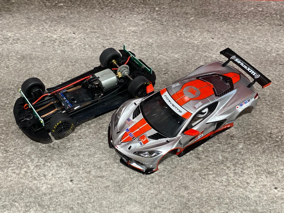 Chasis, estuche y tapa plateada analógica SCX Corvette CR8 escala 1/32 - con luces - nuevo Foto 3 de 4